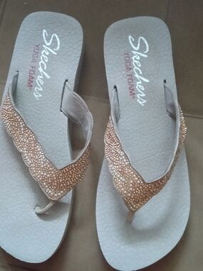 Skechers Women's Gray Yoga Foam Flip Flops with Rose Gold Beaded Straps